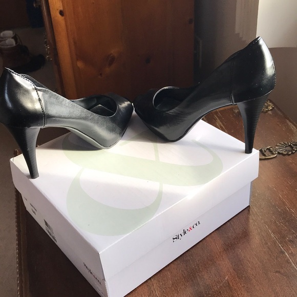 EUC Pep-toe Black Heals ❣️ - Picture 3 of 6